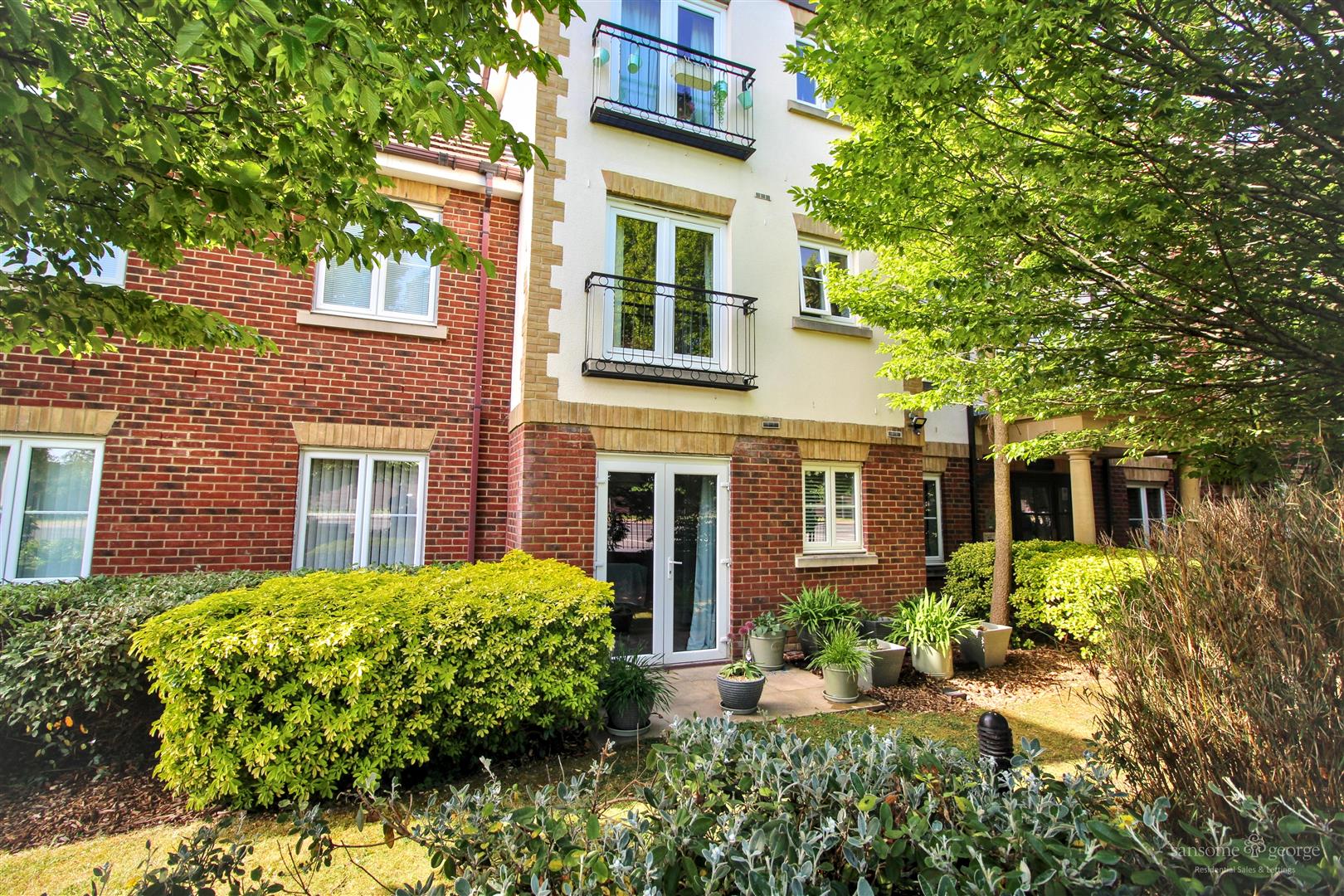 2 bed property in Bath Road, Reading